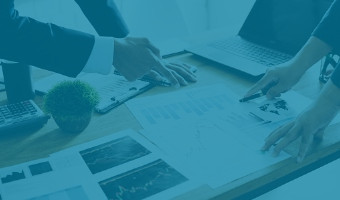 Ein Unternehmensberater berät einen Kunden