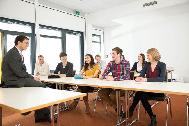 Studieren neben dem Beruf: Alle Studienangebote sind auf die Bedürfnisse berufstätiger Studierender zugeschnitten.