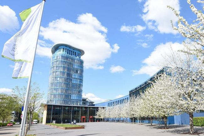Auf einer Fläche von 100.000 m² befinden sich Wohnheime, Bibliothek, Mensa, Campus Sports sowie der markante und moderne Science Tower.