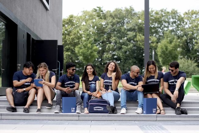 Studierende am Campus der Technischen Hochschule