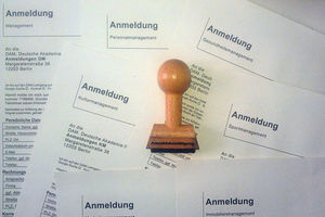 Im Fernstudium profitieren Sie zusätzlich von modernsten Kommunikationsmöglichkeiten. Über unsere Online-Lernplattform können Sie Ihre Modulprüfungen ablegen, sich mit den Tutoren fachlich in Webinaren austauschen und Kontakte zu Mitstudierenden knüpfen.