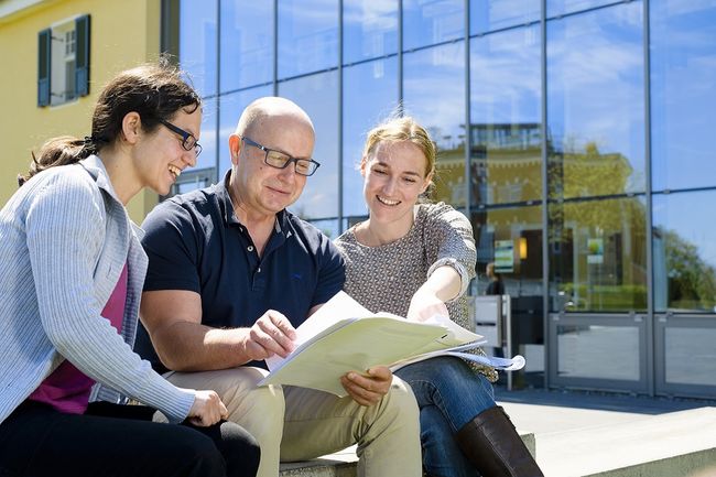 Im Einklang mit unserer starken Forschungsausrichtung streben wir den Status einer Hochschule mit universitärem Profil nach dem Vorbild einer Professional School an.