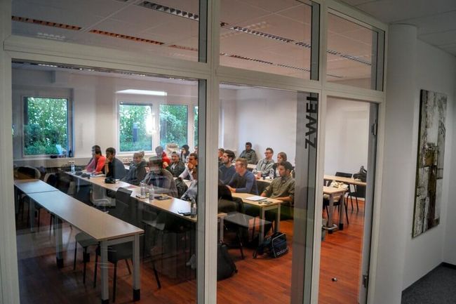 Durch das Lernen in kleinen Gruppen entsteht ein intensiver Austausch