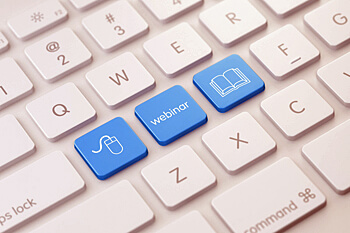 drei blaue Tasten auf Tastatur