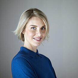 Blonde Frau in blauem Oberteil