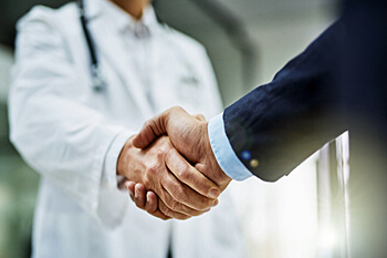 Personen reichen sich die Hand