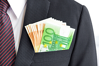 viele Geldscheine in Anzugtasche