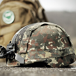 Soldatenhelm auf Boden