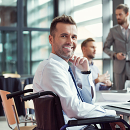Mann mit weißem Hemd im Bürostuhl