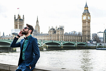 Mann steht an der Themse, im Hintergrund Big Ben mit London Palierment