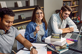 BWL-Studenten beim gemeinsamen Lernen
