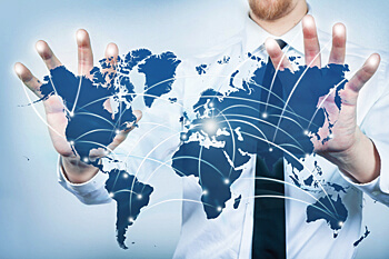 Mann bedient interaktive Weltkarte