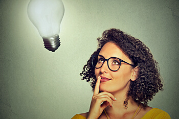 junge Frau mit einem nachdenklichem Gesichtsausdruck