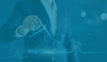 Geschäftsmann zeichnet Graphen in Diagramm