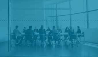 Business Development Managern diskutieren im Büro