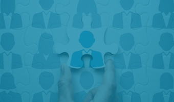 im Hintergrund: Puzzleteile mit potenziellen Bewerbern, im Vordergrund: zwei Finger, die ein Puzzleteil mit Bewerber einordnen