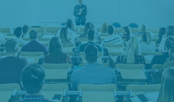 Ökonomie Studierende hören eine Vorlesung im Hörsaal