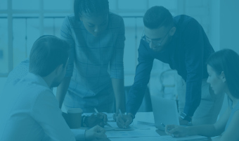 Projektmanagerin diskutiert mit ihrem Team